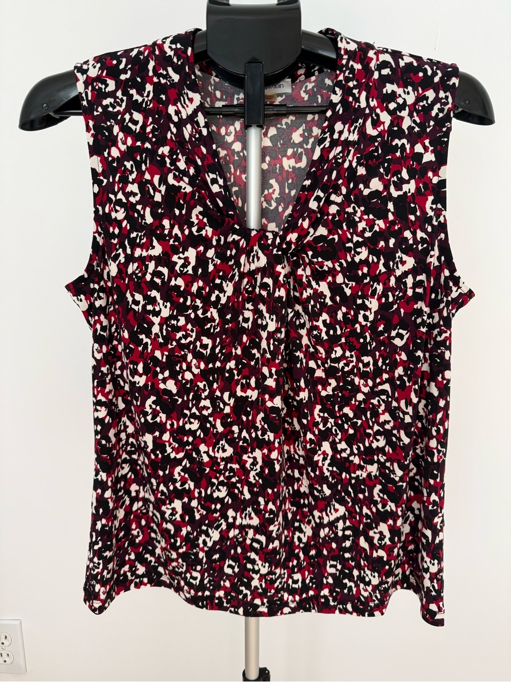 Calvin Klein Sleeveless V-Neck Twist Front Top Printed Knit Size Medium